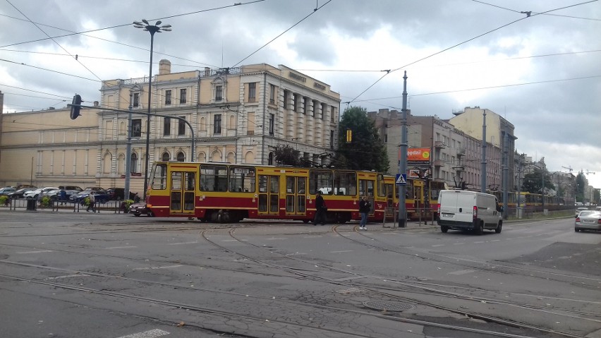 Zatrzymanie ruchu tramwajów na al. Kościuszki przy ul. Zielonej. Wykoleiła się "jedenastka"