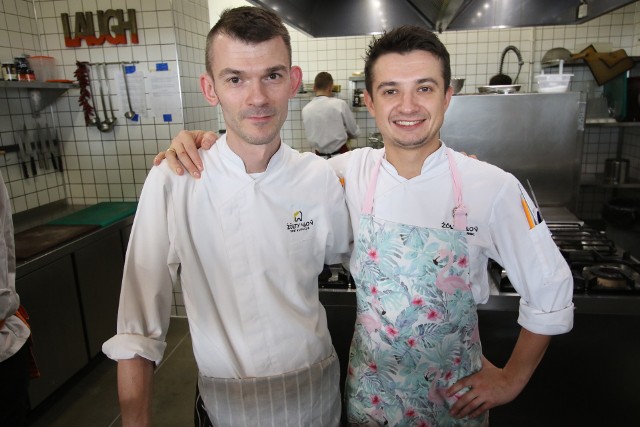 Łukasz Wąsik i Tomasz Soczumski, szefowie kuchni Żółty Słoń, podkreślają, że praca kucharza jest wymagającym zajęciem