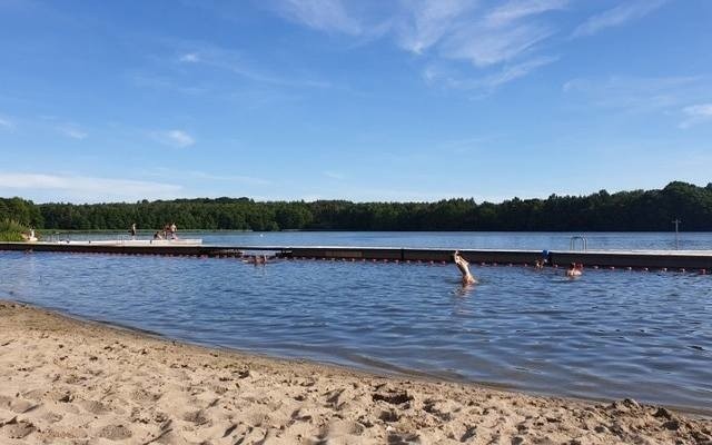 Niestrzeżona plaża w Przybiernowie nad jeziorem jest...