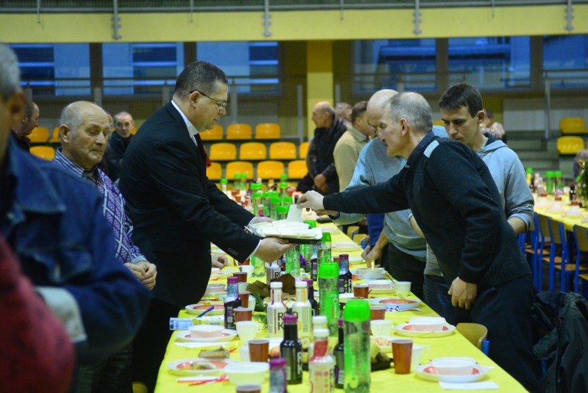Wigilia dla samotnych w Zespole Szkół Budowlanych w Radomiu. Zorganizowała ją Fundacja Wolne Miejsca. Przygotowano 260 porcji jedzenia 