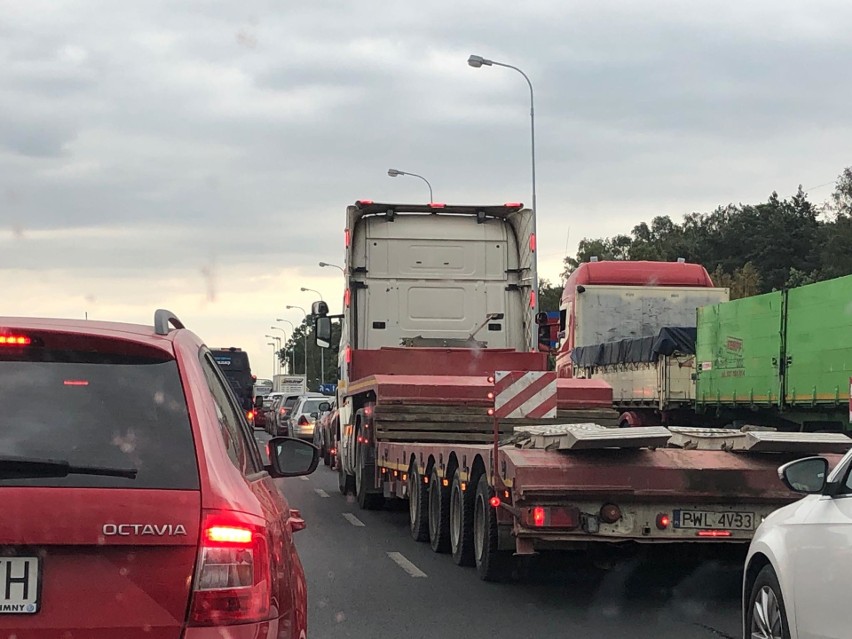 Zderzenie czterech aut na Rokicińskiej. Zablokowany wjazd na autostradę! Potężny korek ZDJĘCIA