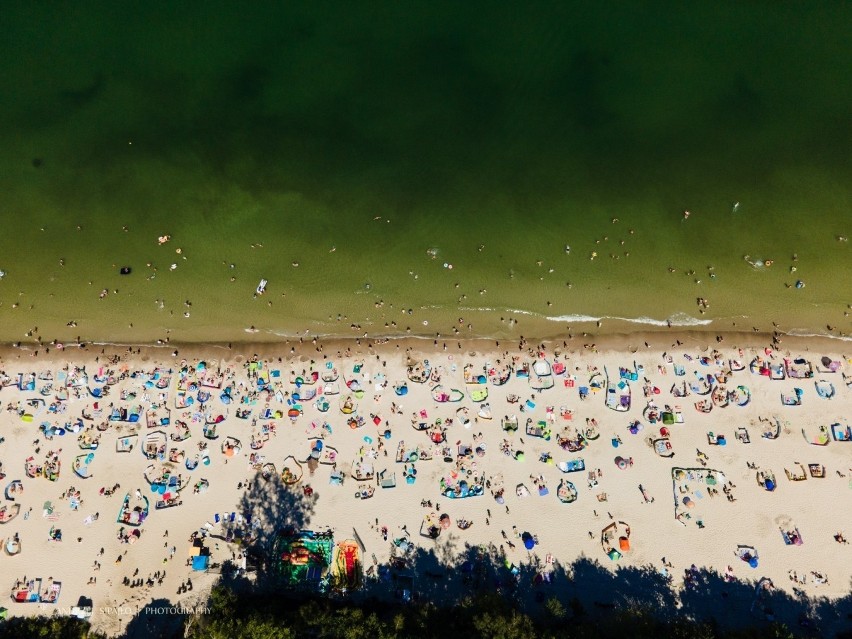 Jak wyglądają nadmorskie plaże? Burmistrz Władysławowa o zdjęciu znanego fotografa: "bardzo nieobiektywny obraz sezonu letniego 2020"