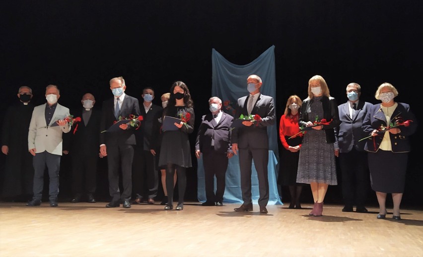 Starosta tarnobrzeski nagrodził nauczycieli i pedagogów z okazji Dnia Edukacji Narodowej (ZDJĘCIA)