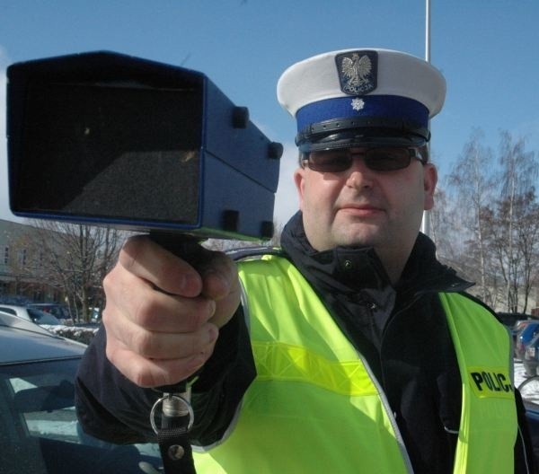 Na zdjęciu z ręcznym miernikiem prędkości mł. asp. Sebastian Wąsiński z komendy policji w Oleśnie.