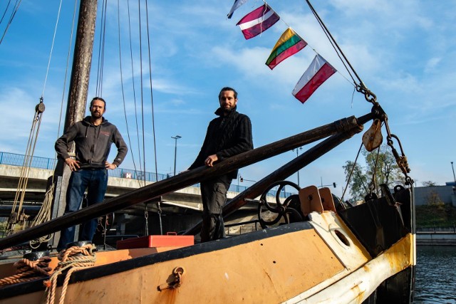 Od ponad tygodnia barka „Navis”, którą w rejs po Europie wyruszyli francuscy podróżnicy, cumuje na Brdzie. Żeglarzy zaskoczył... remont śluzy Okole. Nie wiedzieli o nim, bo nie zrozumieli komunikatu w języku polskim, a po angielsku go nie było. "Express" złożył wizytę Ericowi i Gauthierowi, którzy - nie z własnej woli - będą musieli pozostać w Bydgoszczy nieco dłużej. Jak podróżnikom podoba się Bydgoszcz? Co sądzą o miejscowej kuchni? Czym zajmują się, gdy nie podróżują? Więcej we wtorkowym papierowym wydaniu "Expressu Bydgoskiego" oraz na https://plus.expressbydgoski.pl/➤Już dziś zapraszamy do obejrzenia ZDJĘĆ ➤Flesz - wypadki drogowe. Jak udzielić pierwszej pomocy?