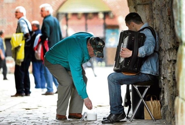 Muzykę słychać w centrum na każdym kroku. Przepisy nie są egzekwowane.