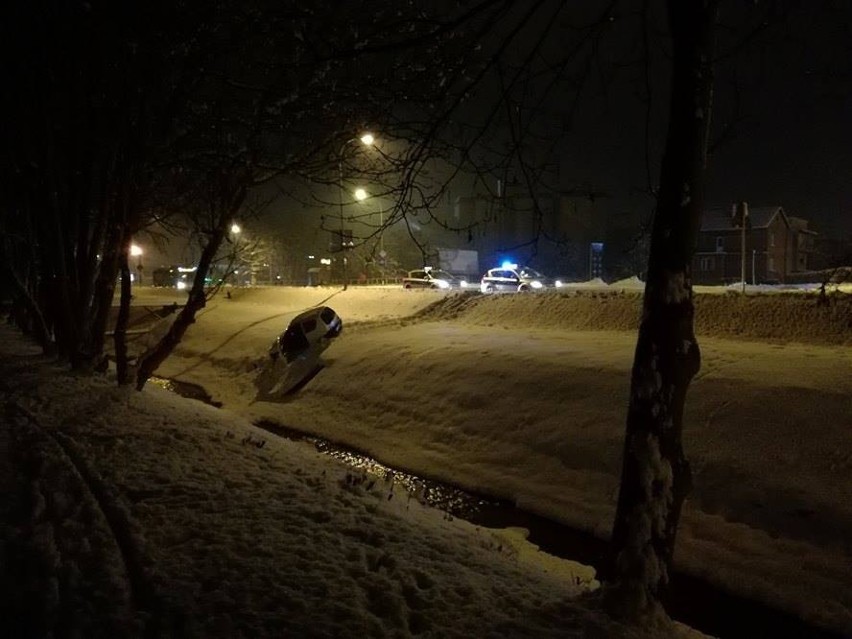 Na osiedlu Baranówka w Rzeszowie samochód wypadł z jezdni....