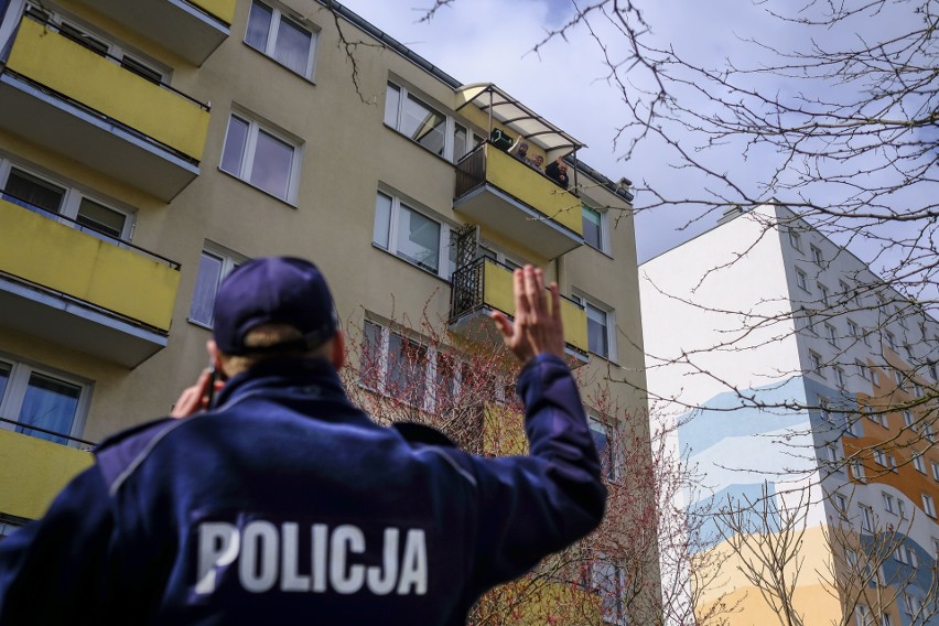 W czasie, gdy funkcjonariusze informowali o tym dyżurnego,...