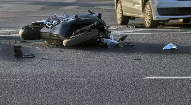 31-letni kierowca osobówki, skręcając na teren posesji i nie upewniając się, że może wykonać bezpiecznie manewr skrętu w lewo, wymusił pierwszeństwo na 30-letnim motocykliście.