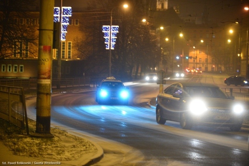 Ślisko na drogach i fatalne warunki do jazdy w całym Wrocławiu (ZDJĘCIA, PROGNOZA)