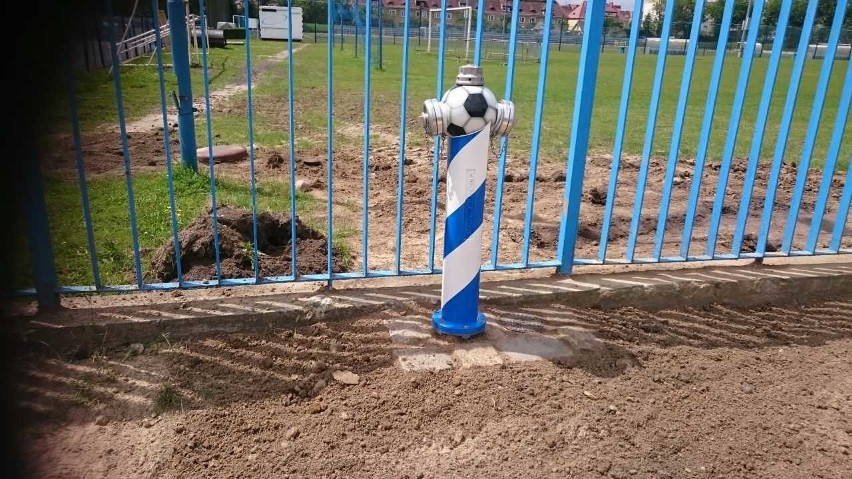 W Stargardzie stanął unikatowy hydrant w barwach Błękitnych, zakończony w kształcie piłki