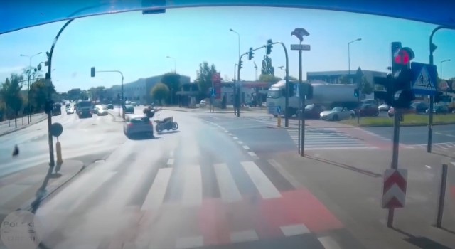 W czwartek, 20 maja, w Poznaniu na skrzyżowaniu Lechickiej z Hlonda miał miejsce potworny wypadek. W internecie pojawiło się nagranie ze zdarzenia. Kierowca samochodu zingnorował czerwone światło i potrącił motocyklistę.