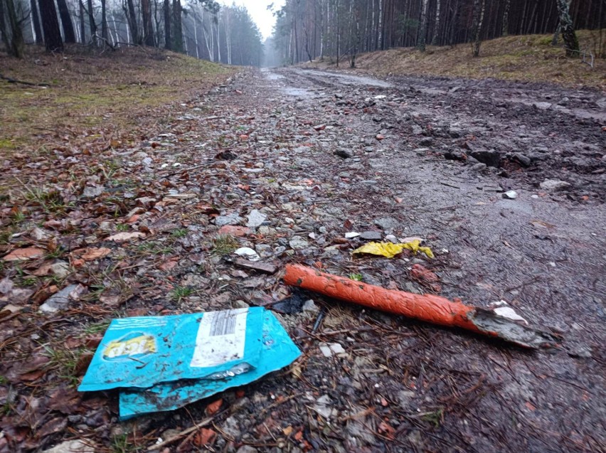 Plastikowa droga w lesie - kto użył zanieczyszczonego gruzu 