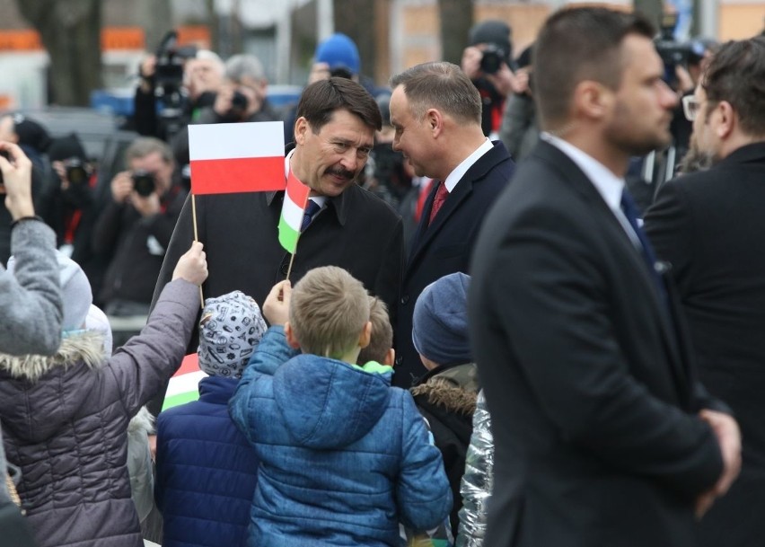 Oficjalne powitanie prezydentów Polski i Węgier na placu przed Wojewódzkim Domem Kultury w Kielcach