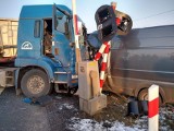 Wypadek na DK11 pod Rogoźnem. Bus zderzył się z ciężarówką. Dwóch kierowców zostało rannych [ZDJĘCIA]