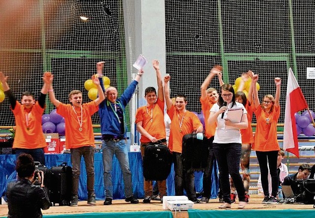 Uczniowie z gimnazjum w Rząsce odbierają prestiżową nagrodę na Ogólnopolskiej Olimpiadzie Kreatywności w Józefowie