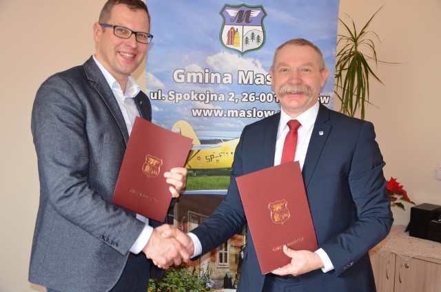 Umowę w Urzędzie Gminy Masłów podpisali wójt Tomasz Lato oraz  Łukasz Heinich, prezes zarządu firmy Komplexbud z Kielc.