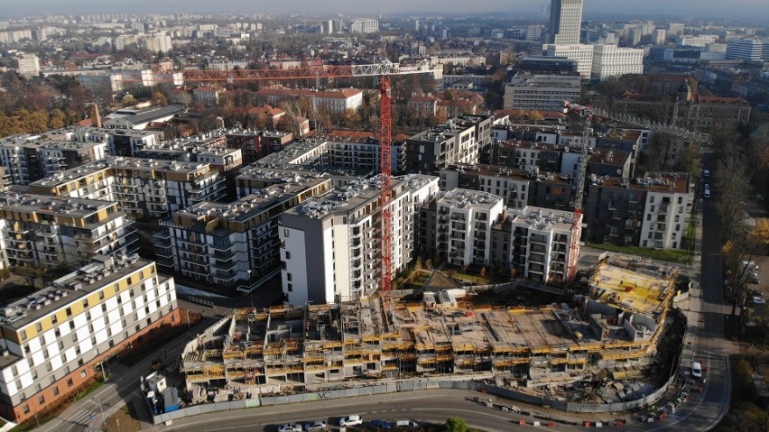 Teren przy Dworcu Głównym w Krakowie coraz bardziej zabudowany. "Rosną" kolejne bloki. ZDJĘCIA