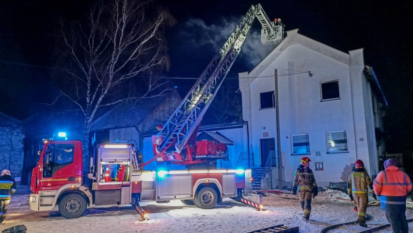 Pożar budynku mieszkalnego w Zacharzowicach. W akcji brało udział 38 strażaków