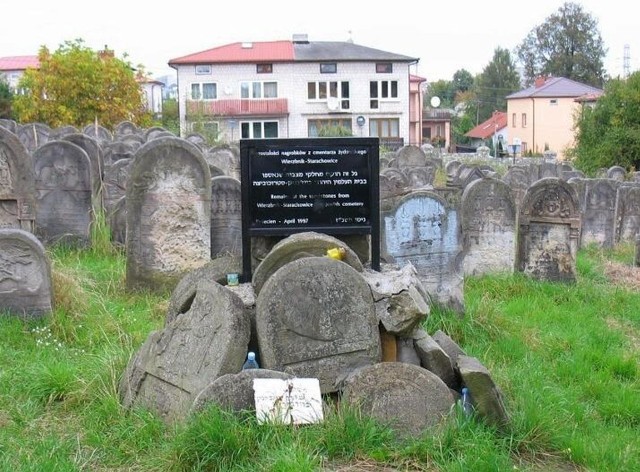 Materialnym śladem bytności Żydów w Wierzbniku jest kirkut na osiedlu Trzech Krzyży w Starachowicach