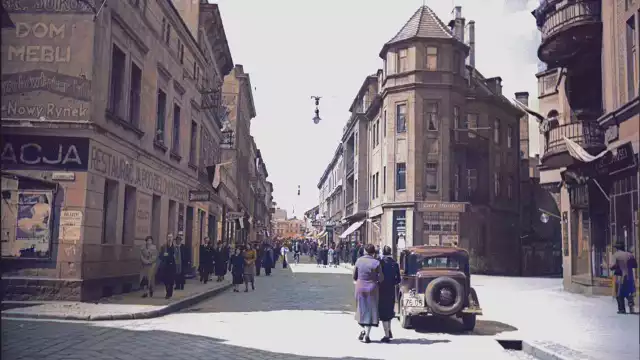 Fotografia została wykonana w 1937 roku. Przedstawia głowną ulicę Tarnowskich Gór, - ulicę Krakowską wiodącą w stronę Rynku. Jak wiadać niewiele się zmieniło. Zapraszamy Państwa na wspólną wycieczkę po tarnogórskim rynku w latach 1918-1937.