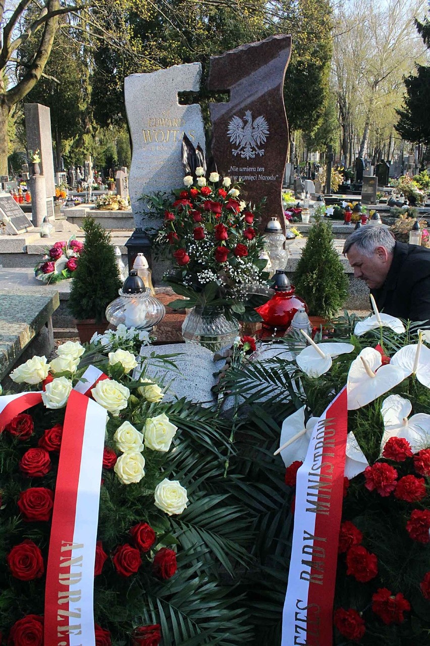 Ludowcy złożyli kwiaty na grobie Edwarda Wojtasa (ZDJĘCIA)