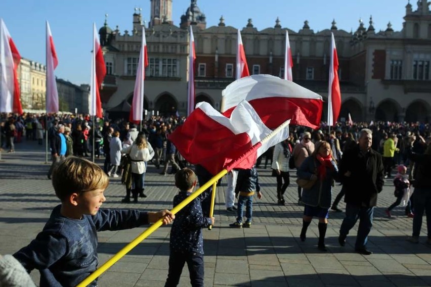 Kraków. Największe karaoke w Polsce. Krakowianie zaśpiewali biało-czerwone przeboje