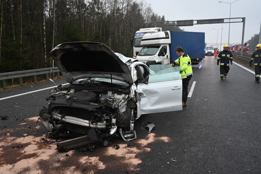 Karambol na "siódemce" w Wiśniówce. 17 aut uszkodzonych. Były utrudnienia [ZAPIS TRANSMISJI] 