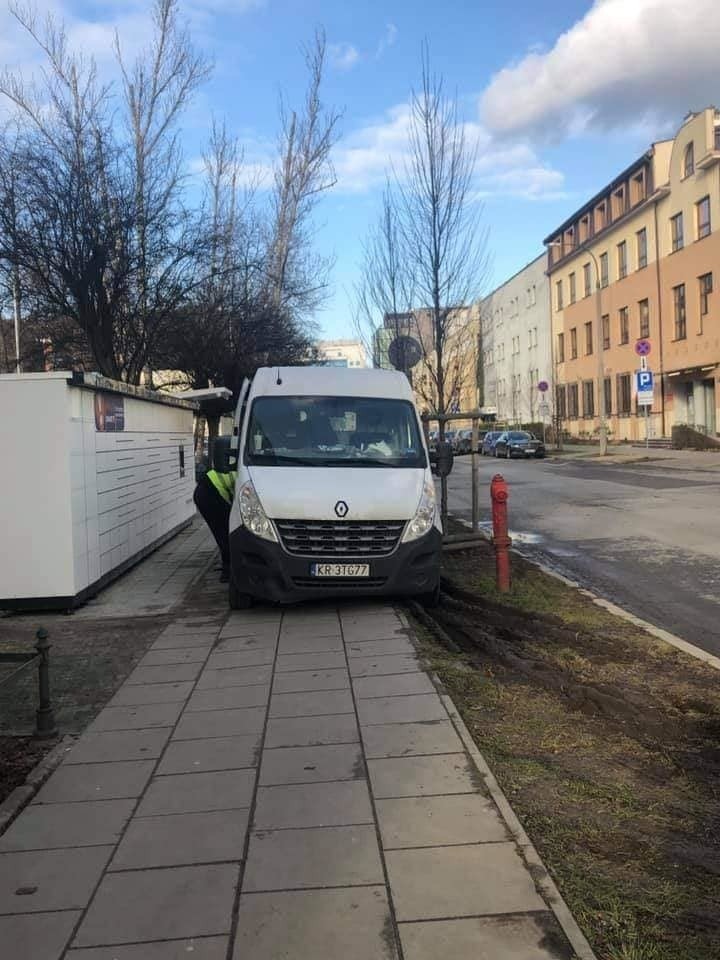 Kraków. Zamienili pętlę tramwajową w bagno... z powodu paczkomatu! 11.03