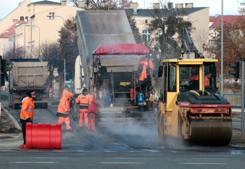Układanie asfaltu na ulicy Sikorskiego w Grudziądzu