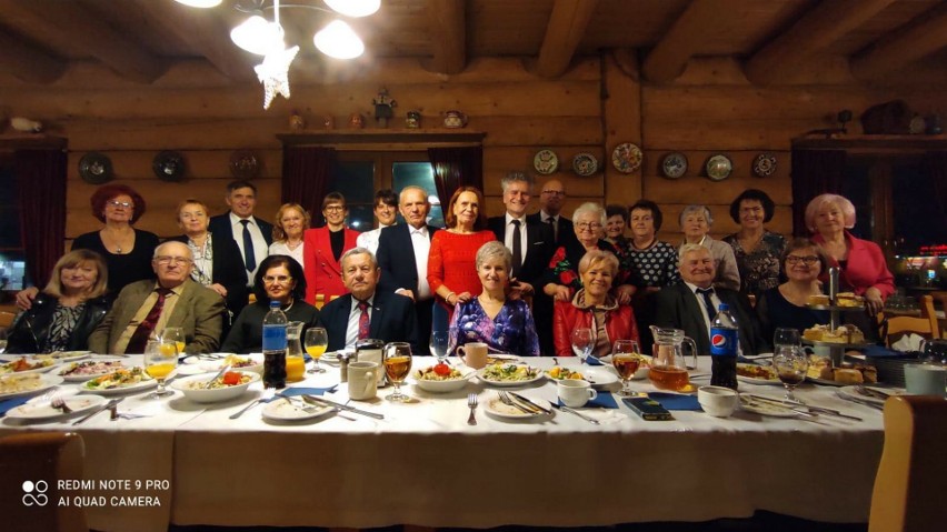 Seniorzy z powiatu kieleckiego razem przy wigilijnym stole.