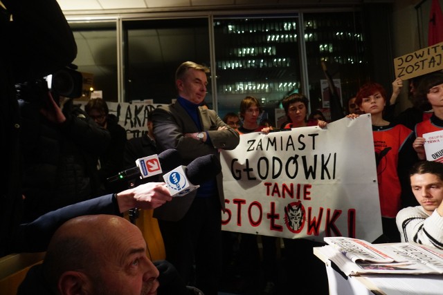 Minister Nauki i Szkolnictwa Wyższego, Dariusz Wieczorek, odwiedził dziś Poznań. Celem jego wizyty była okupowana przez studentów Jowita i dyskusja z osobami, które znajdują się w budynku od 8 grudnia.Więcej zdjęć ---->