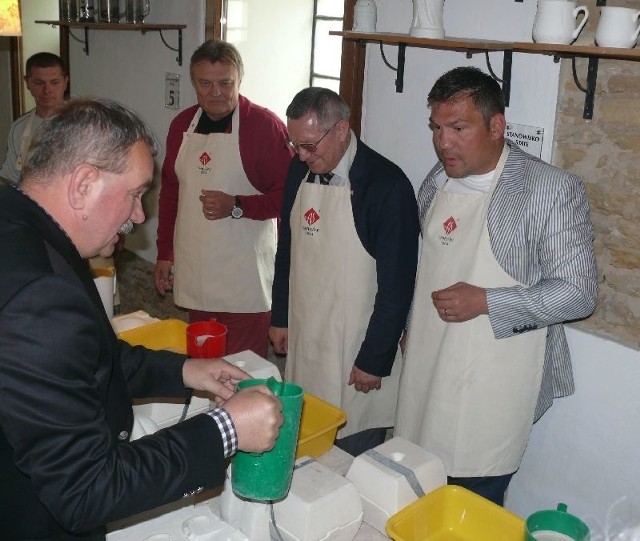 Adam Spała (z lewej) udziela gościom fachowego instruktażu. Od lewej: Krzysztof Cugowski, Adam Olkowicz i Dariusz Michalczewski.