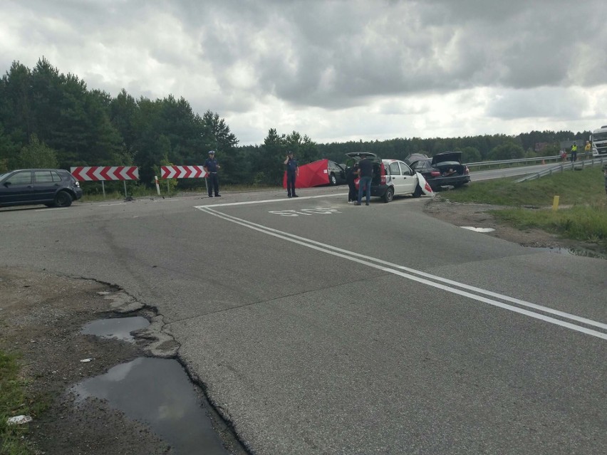 Śmiertelny wypadek w Ploskach. Karambol na DK19. Doszło do zderzenia czterech pojazdów. Nie żyją dwie osoby [ZDJĘCIA 13.08.2019]