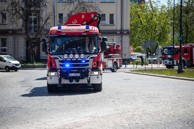 Przejazdem ulicami Białegostoku oraz złożeniem kwiatów pod pomnikami białostoccy strażacy uczcili dzień swojego patrona Świętego Floriana. Główne uroczystości - z podziękowaniami, odznaczeniami i awansami - zostały zaplanowane na 27 maja.