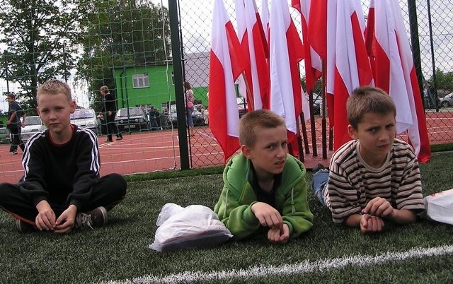 Dzieci na boisku w Miastku.