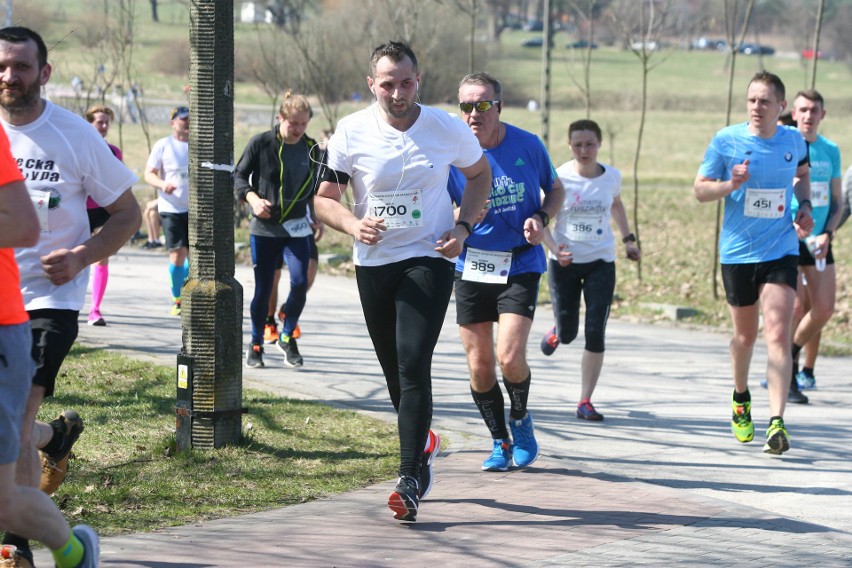 Biegli w niedzielę nad Zalewem Zemborzyckiem. To ostatni bieg z cyklu "Cztery Dychy do Maratonu" [DUŻO ZDJĘĆ]