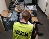 Podrobione buty na giełdzie w Inowrocławiu. Policja zabezpieczyła ponad sto par obuwia 