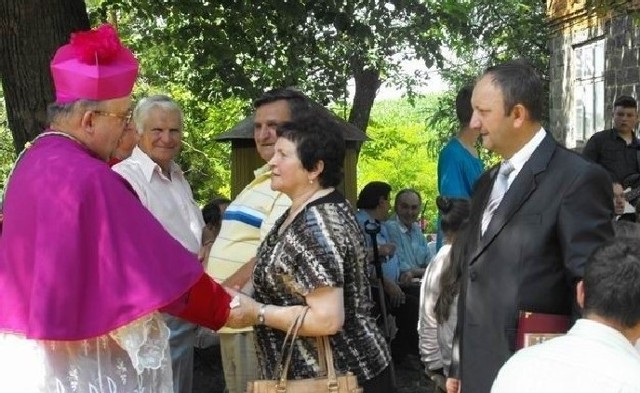 Biskupa Andrzeja Wypycha powitali w Kaczkowicach mieszkańcy i wójt Józef Zuwała.