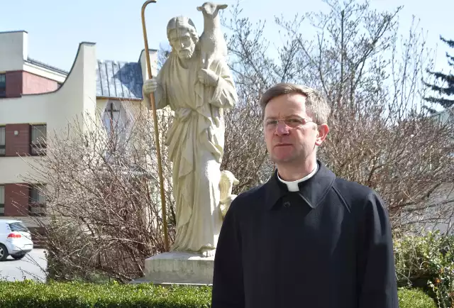 Podczas zbliżających się Świąt Wielkanocnych w Wielką Sobotę nie będzie tradycyjnego święcenia pokarmów w kościołach. Ma je zastąpić błogosławieństwo w rodzinach. - Być może ta szczególna forma błogosławieństwa, pomoże nam jeszcze mocniej wejść w tajemnicę Odkupienia - dodał ksiądz Mirosław Kowalski z diecezji kieleckiej.