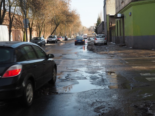 Po kilku dniach mrozów i opadów śniegu w łódzkich ulicach znów widać mnóstwo dziur. Teraz są szczególnie niebezpieczne, bo jest odwilż.