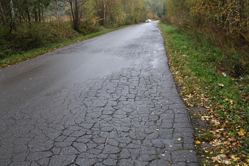 Powiat skarżyski wyremontuje drogę w Zaskalu. Odcinek jest w fatalnym stanie i wymaga renowacji. Podpisano umowę z wykonawcą. Zdjęcia