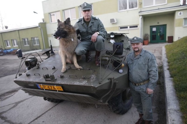 Grozy wydarzeniom będzie dodawał jeżdżący po ulicach sprzęt wojskowy. Na zdjęciu: Michał Kaim i Jerzy Giesa z psem Hasanem.
