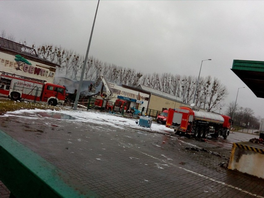 Pożar hali magazynowej w Radomiu. Trwa dogaszanie pogorzeliska. Straty mogą być liczone w dziesiątkach milionów złotych