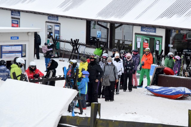 W sobotę i niedzielę, 13 i 14 lutego lutego spragnieni szusowania po stokach, ruszyli na narty i snowboard. Na stoku  w Niestachowie było tłumnie. To ulubione miejsce dla najmłodszych narciarzy. Prym wiodły tu dzieci i młodzież, ale i dorośli wypoczywali tu aktywnie i zdrowo. Na kolejnych slajdach zobaczycie białe szaleństwo w Niestachowie>>> 