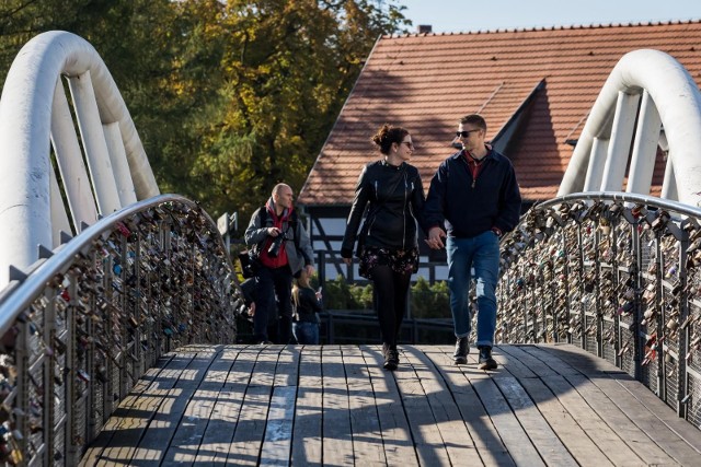 Wymiana całego drewnianego pomostu na kładce Kiepury rozpocznie się jeszcze w październiku i potrwa około miesiąca. W czasie robót kładka nie będzie dostępna dla pieszych.