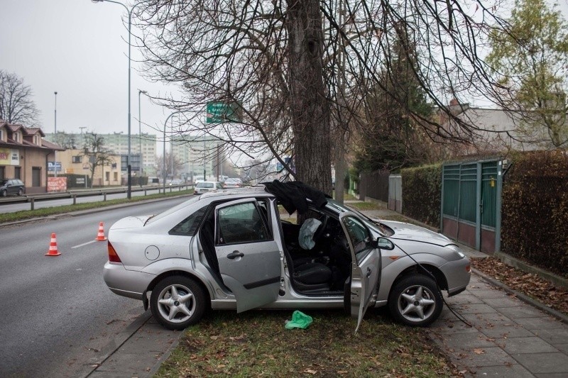 Wypadek na Łagiewnickiej. Kierowca uderzył w drzewo, jest ciężko ranny [zdjęcia]