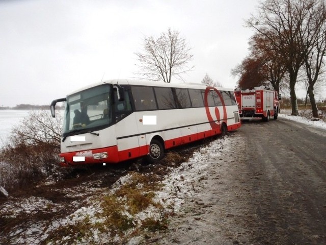 Dziś jeszcze ponad 3,6 tys. odbiorców na Warmii i Mazurach nie ma prądu na skutek awarii linii energetycznych - podało Wojewódzkie Centrum Zarządzania Kryzysowego w Olsztynie. Ostatniej nocy liczba awarii wzrosła, bo obciążone mokrym śniegiem gałęzie zrywają przewody.