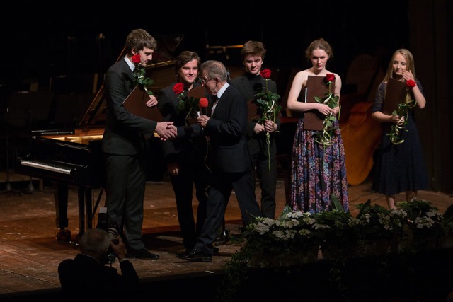 W sobotę wielkim koncertem z udziałem dwóch solistów, powiększonej orkiestry i pięciu laureatów Estrady Młodych zakończył się 51. Festiwal Pianistyki Polskiej w Słupsku.