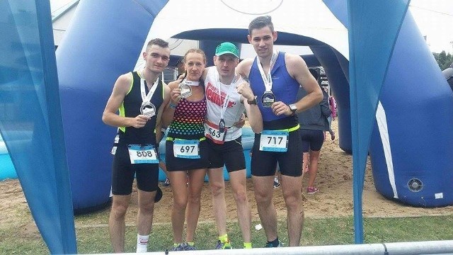 Arkadiusz Grzechowiak, Kamila Maciejewska, Karol Osiński i Bartosz Michalczak z medalami za udział w triathlonie 